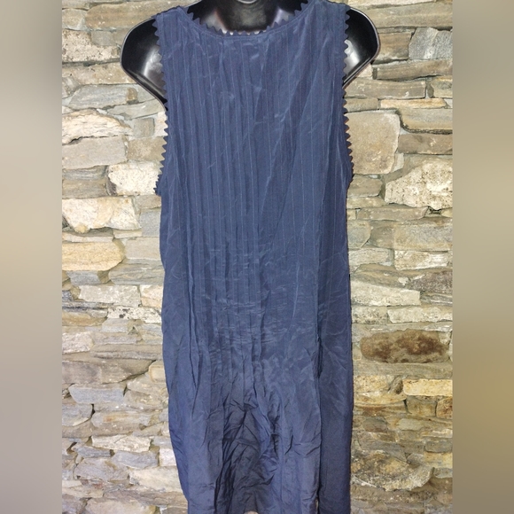 Club Monaco silk dress size 12, so soft beautiful color navy, sleeveless, pleats - Picture 3 of 8